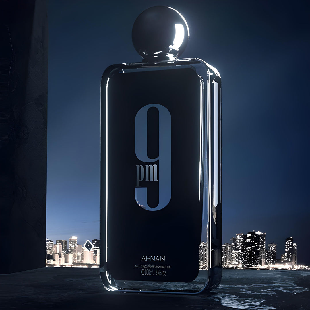 Botella de 9PM de Afnan frente al skyline nocturno, perfume masculino con aroma dulce y seductor ideal para salir de noche.