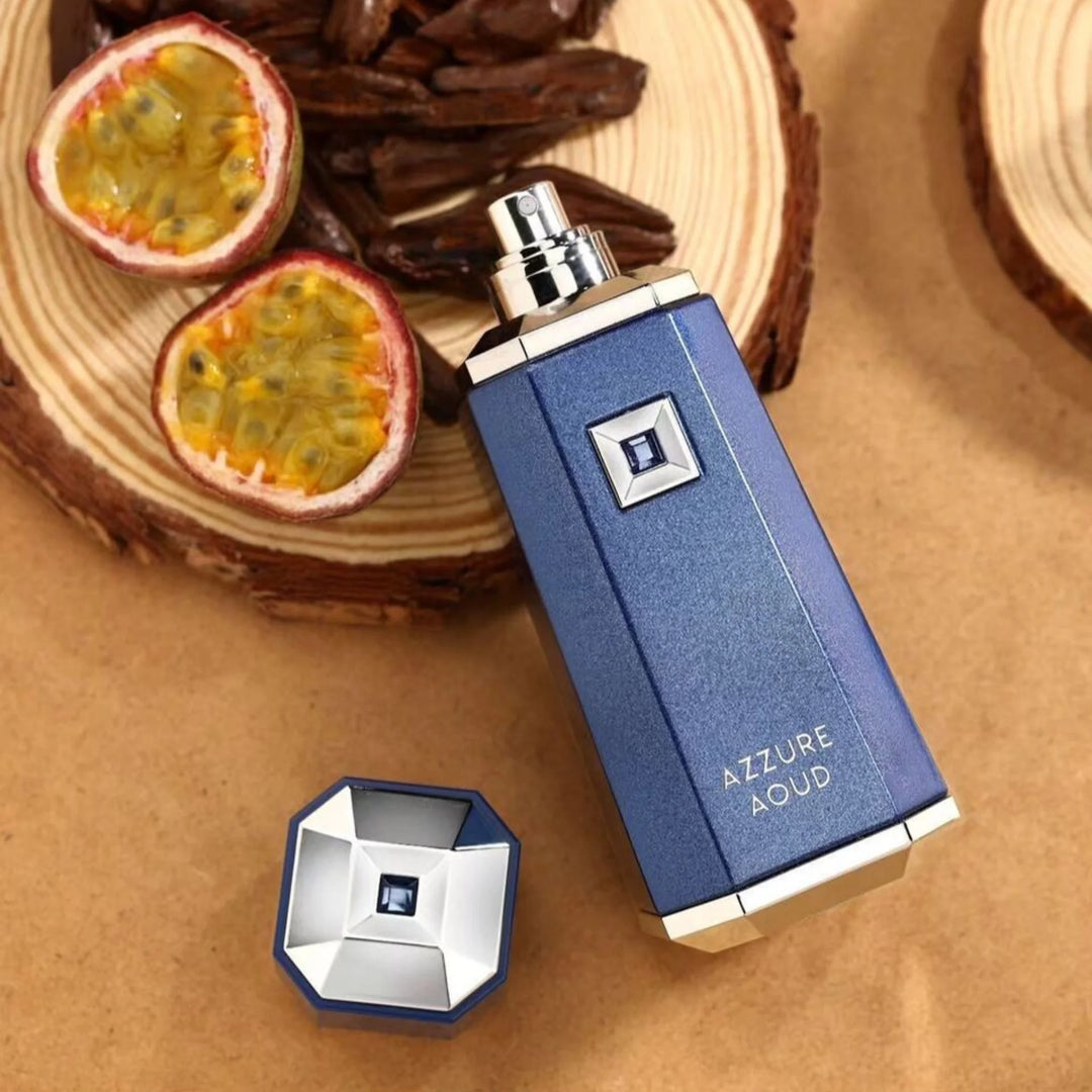 Botella de Azzure Aoud sin tapa sobre fondo elegante, perfume oriental con notas de cuero y maracuyá.