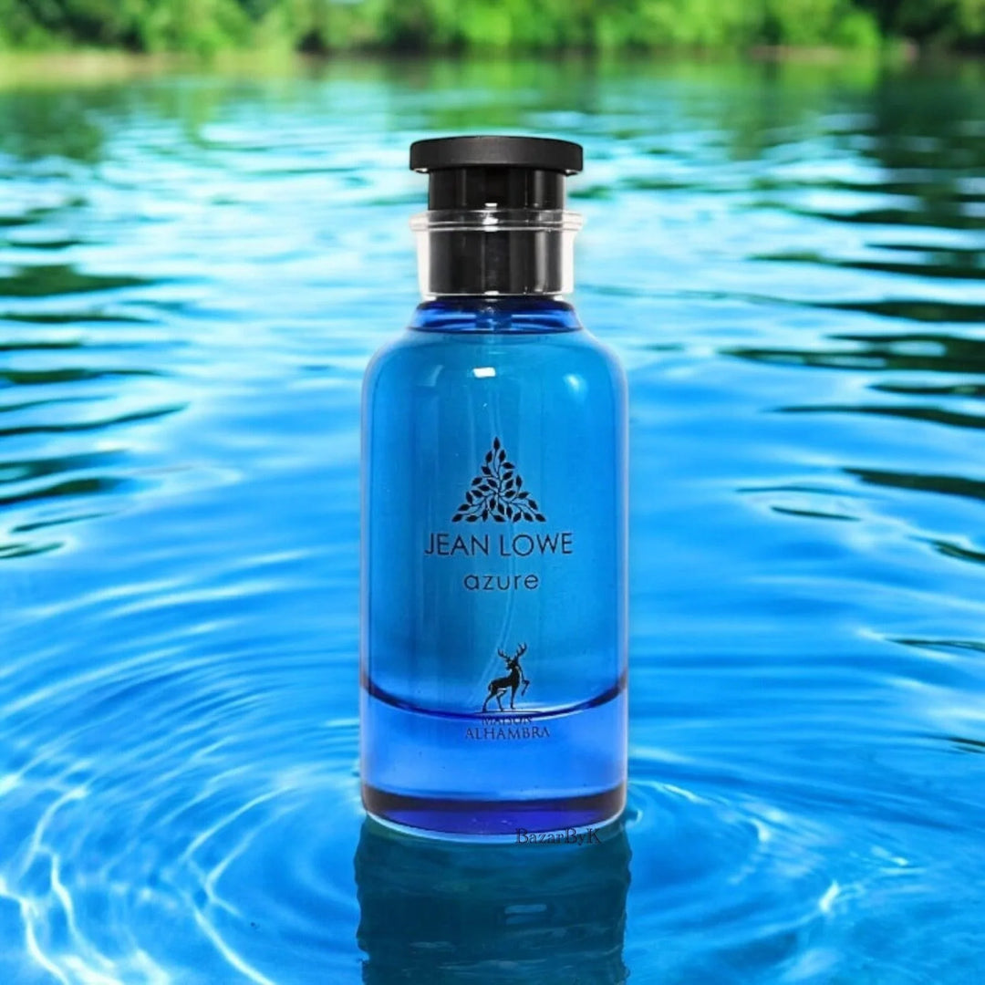 Perfume Jean Lowe Azure flotando en agua cristalina, Eau de Parfum unisex con estilo acuático y refrescante.